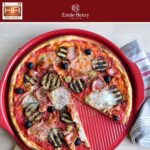 EMILE HENRY CRVENI PEKAČ ZA PIZZU 32 CM - Slika 6