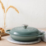 LE CREUSET NISKA OKRUGLA POSUDA BUFFET 30 CM