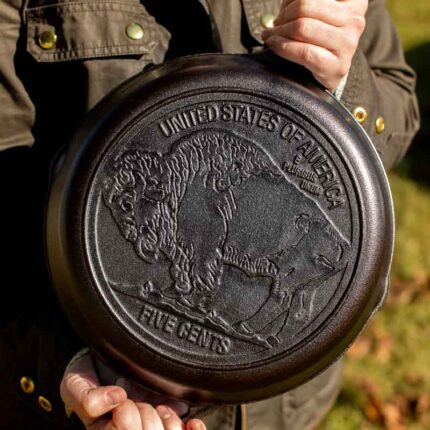 LODGE TAVA OD LIJEVANOG ŽELJEZA BUFFALO NICKEL