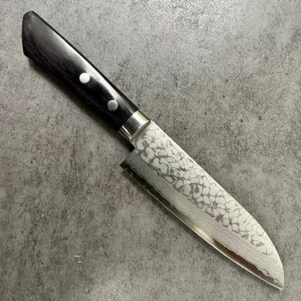 Japanski nož Kunio Masutani Damascus VG-10 Sairyu Ko-Santoku 130 mm s damasciranom oštricom i Pakka drškom