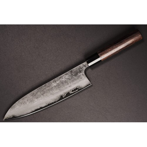 Matsubara Ginsan Gyuto 240 s ručno kovanom oštricom od Ginsan 3 čelika i drškom od ružina drva, prikaz noža u profilu.