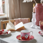 PIP STUDIO SET OD 2 ŠALICE S TANJURIĆIMA LOVE BIRDS MEDALLION RED - PINK - Slika 2