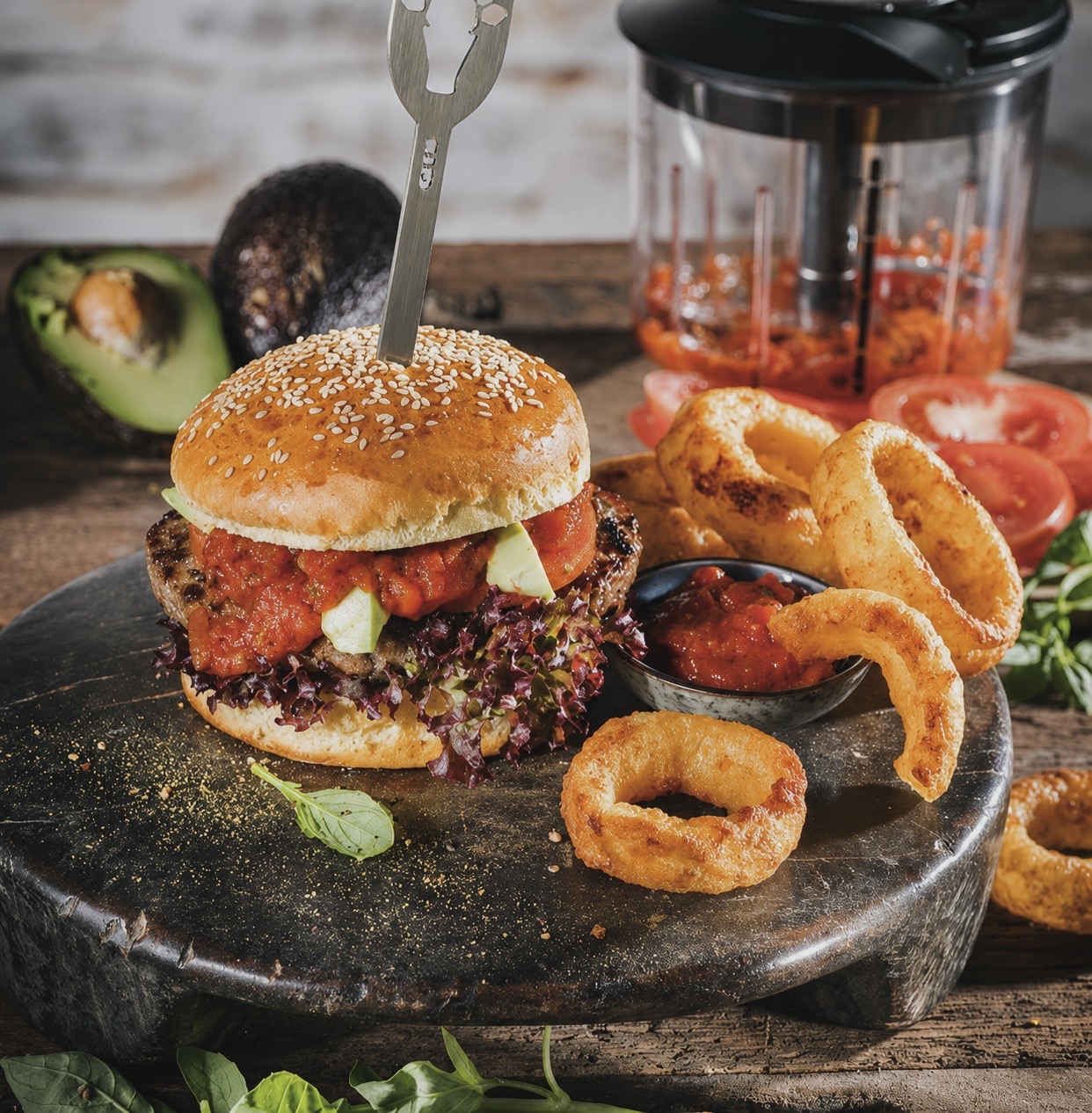 Domaći burger s junetinom, avokadom i chutneyjem pripremljen uz GEFU opremu