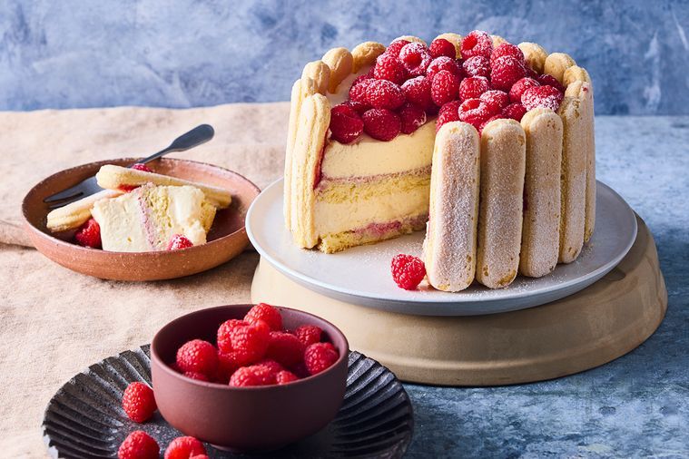 Charlotte torta od malina u kalupu od 18 cm ukrašena svježim malinama