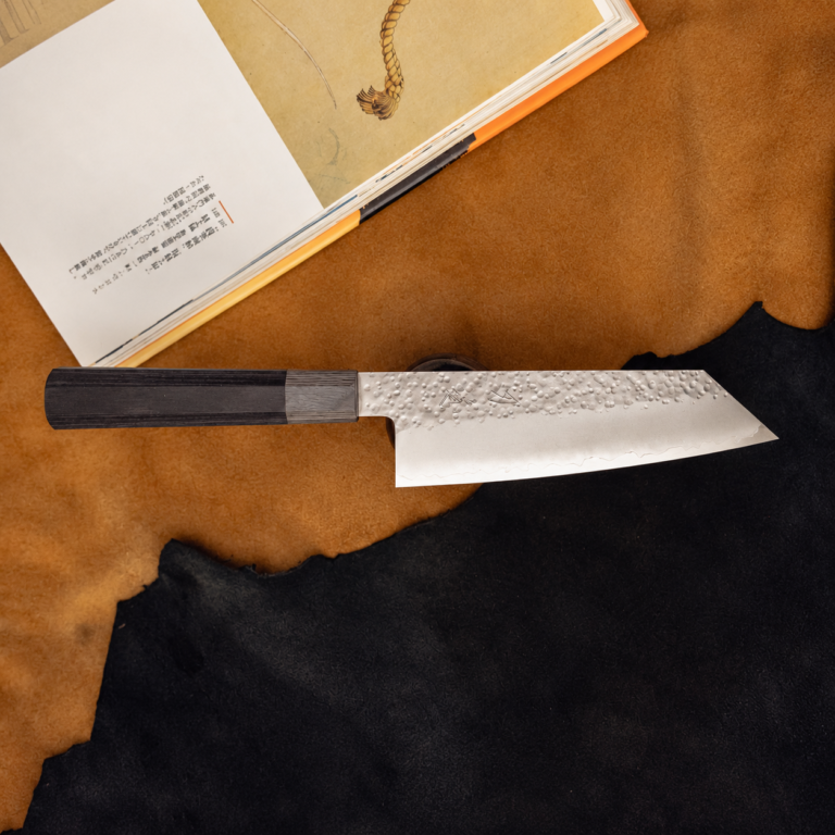 Hado Shiosai Bunka VG-10 180 mm s teksturiranom oštricom, K-tip vrhom i crnom osmerokutnom pakka drškom
